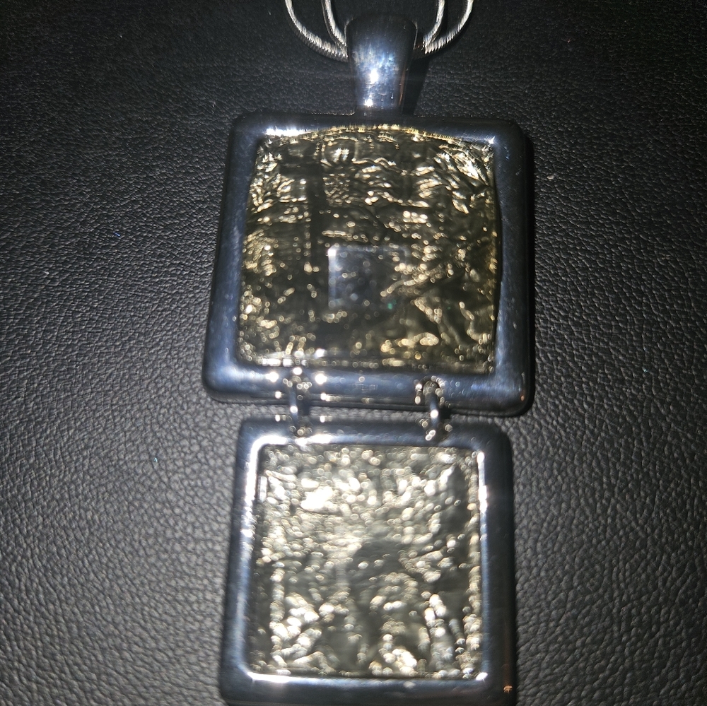 Gorgeous olive green long necklace with pendant nwt
